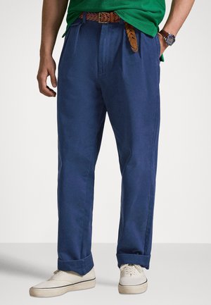 WHITMAN RELAXED FIT PLEATED CHINO PANT - Hlače chino - newport navy
