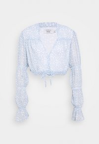 Blusa accorciata di un blu chiaro, con motivo floreale. Maniche lunghe a sbuffo con polsini elasticizzati e chiusura a fiocco sul davanti.