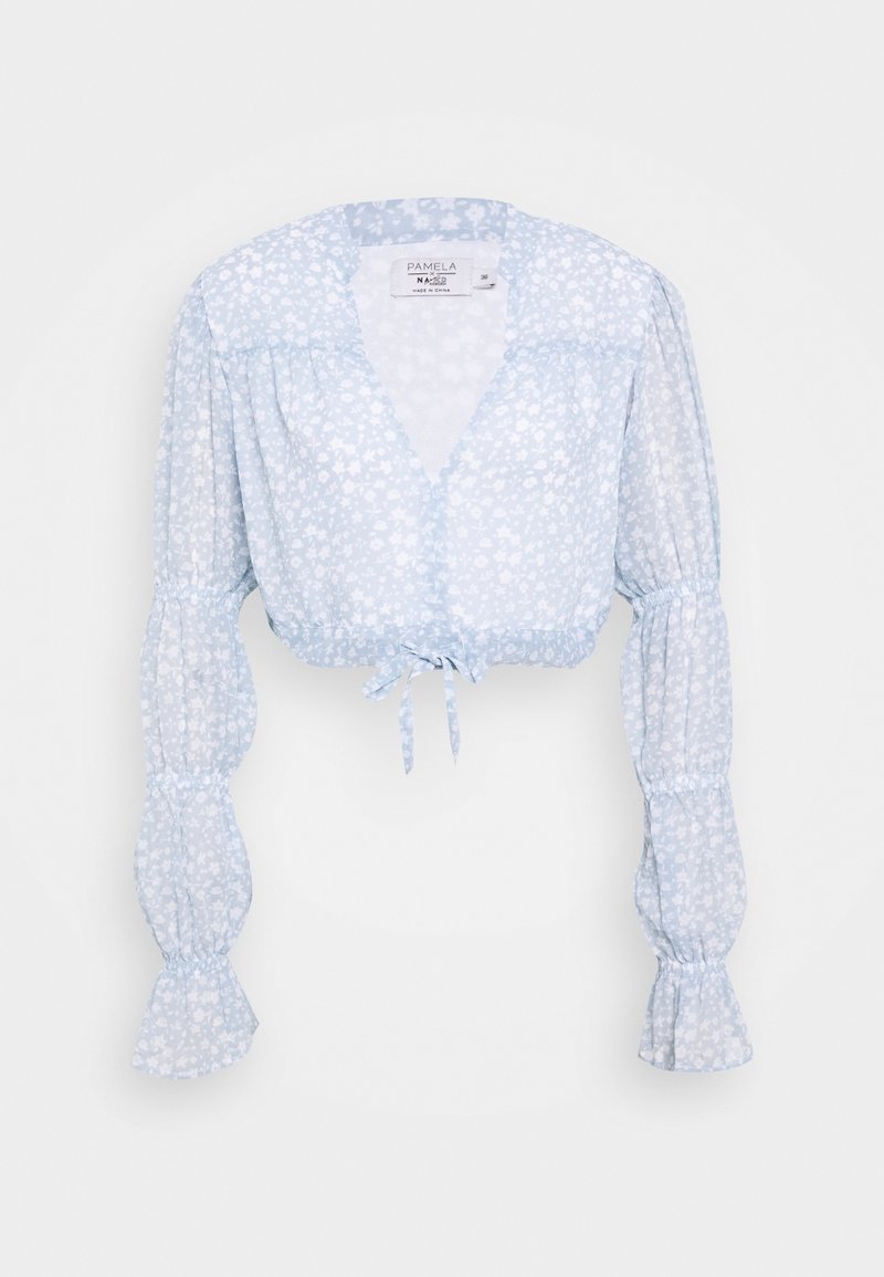 Blusa accorciata di un blu chiaro, con motivo floreale. Maniche lunghe a sbuffo con polsini elasticizzati e chiusura a fiocco sul davanti.