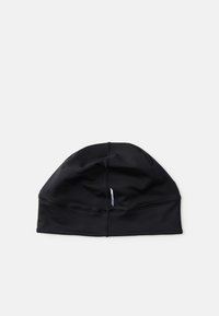 Svart atletisk beanie laget av elastisk stoff, med en tettsittende passform, glatt tekstur og subtil logo-detallering på siden.