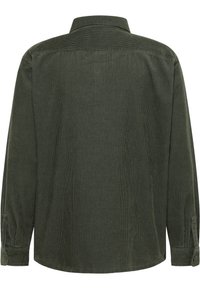 Dunkelgrünes Cordhemd mit einem Button-Down-Kragen, langen Ärmeln und gerippter Textur. Die Rückseite zeigt dezente vertikale Streifen.