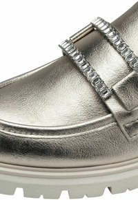 Metalen zilveren instapper met een gestructureerd oppervlak, voorzien van een decoratieve band met heldere rechthoekige accenten en een witte rubberen zool.