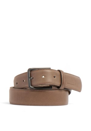 Ceinture en cuir marron avec boucle métallique noire, roulée, montrant plusieurs trous et des bords cousus lisses.