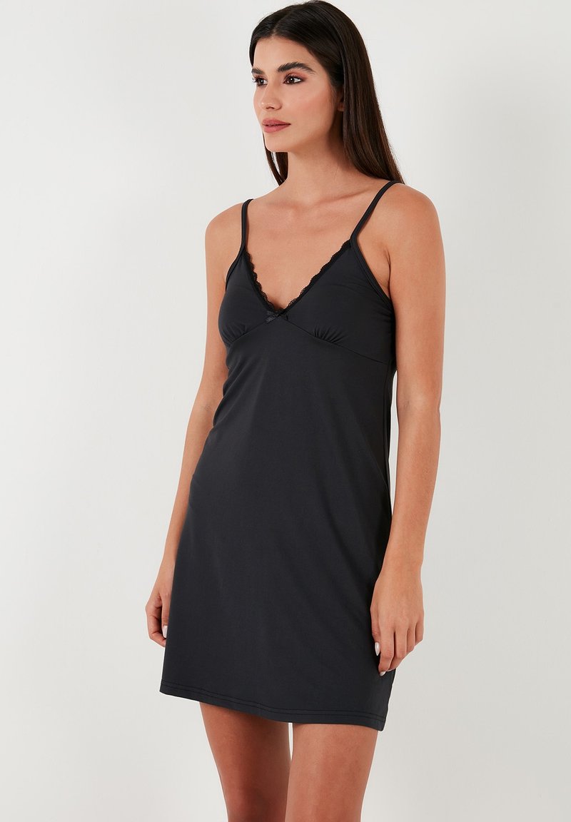 Vestito da notte nero con spalline sottili, dotato di pizzo lungo il collo e una silhouette aderente realizzata in morbido tessuto.