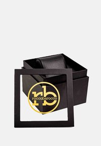 Must rä Giftbox läikiva pinnaga, mille esiküljel on ruudukujuline lõige ja kuldne logo "roccobarocco". Kaan on veidi lahti.