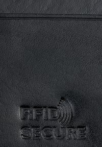 Czarny portfel RFID zabezpieczający z teksturowanej skóry, z wytłoczonym napisem i graficznym wzorem fal dla ochrony RFID.