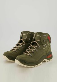 Olivkowe buty trekkingowe z beżowymi sznurówkami, wzmocnionymi czubkami, gładką i teksturowaną cholewą oraz czerwonymi akcentami na pięcie.