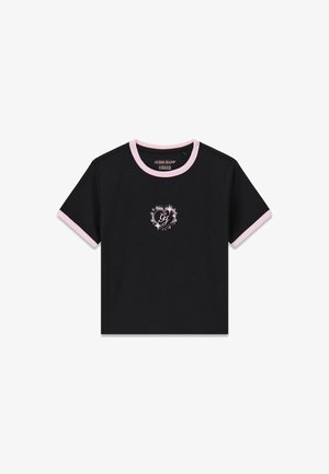 Camiseta negra de manga corta con cuello y puños de canalé rosa. Presenta un pequeño logo floral blanco en el centro. Tejido de algodón.