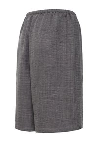 Shorts gris amples arrivant au genou avec une taille élastique et une surface de tissu texturée, présentés sur un fond blanc uni.