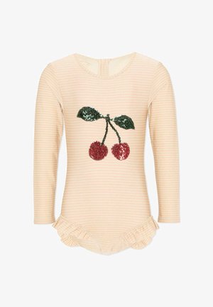 Body beige à manches longues pour bébé avec fines rayures roses, présentant un motif de cerises en sequins sur la poitrine et des ouvertures élastiquées à volants aux jambes.