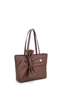 Borsa tote in pelle marrone con finitura testurizzata, caratterizzata da un grande dettaglio a fiocco sul davanti e due spallacci. Include un charm decorativo.