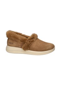 Bruine suède pantoffel met een zachte nepbont kraag, beige rubberen zool, ronde neus en subtiel logo aan de zijkant.