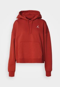 Sudadera roja recortada con capucha, hecha de material suave, con un bolsillo tipo canguro y un pequeño logo blanco en el pecho, con puños acanalados.