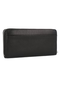 Portafoglio in pelle nera con superficie texturizzata, chiusura con zip e uno slot per schede su un lato. Forma rettangolare con accessori in tonalità argento.