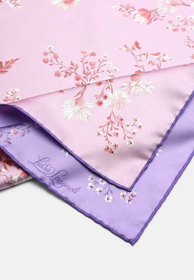 Écharpe en soie florale avec un fond rose orné de fleurs blanches et corail, bordée de lavande avec un détail signature brodé.