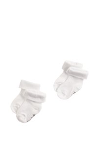 Witte katoenen babysokken met opgerolde boorden, zachte textuur en elastische openingen. Elke sok heeft een klein, bedrukt grijs ontwerp nabij de zool.