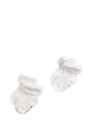 Weiße Baumwollsöckchen für Babys mit aufgeschlagenem Bund, weichem Material und elastischen Öffnungen. Jede Socke hat ein kleines, graues Druckdesign nahe der Sohle.