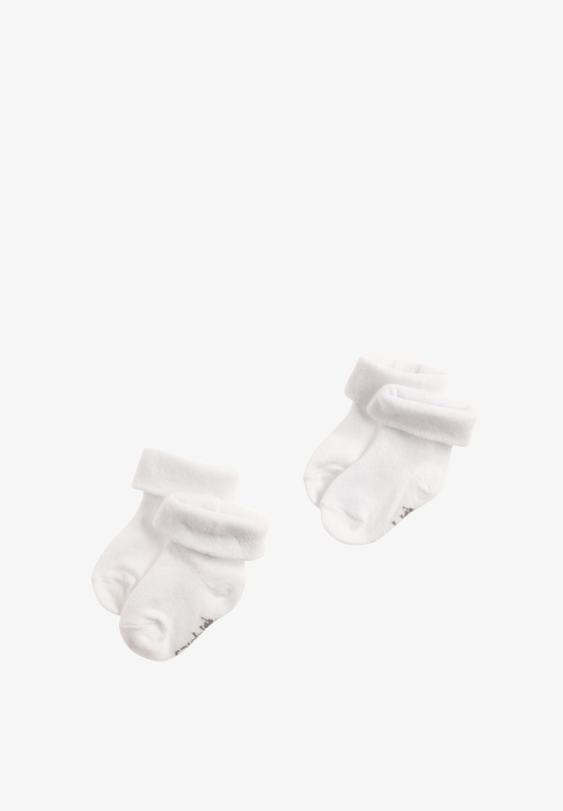 Witte katoenen babysokken met opgerolde boorden, zachte textuur en elastische openingen. Elke sok heeft een klein, bedrukt grijs ontwerp nabij de zool.