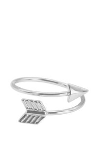 Sølvring med et enkelt tråddesign som har en spiss pilspiss og en detaljert pilhodeakcent. Glatt, polert metalltekstur.