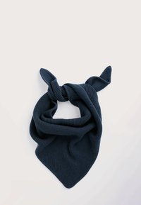 Donkerblauwe gebreide sjaal, lichtgewicht, driehoekige vorm met een geribbelde textuur. Heeft twee geknoopte uiteinden voor veelzijdige styling.