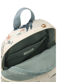 Zaino beige chiaro con stampa a tema marino, dotato di manico grigio, chiusura con zip e un morbido foderato interno verde. Include una tasca interna.