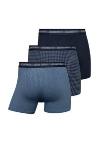 Trzy pary bokserek w odcieniach granatu, w różnych wzorach: gładkie, geometryczne i w kropki. Wszystkie mają elastyczny pas z logo.