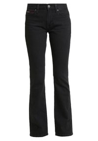 Los pantalones vaqueros negros acampanados presentan una cintura de altura media, diseño de cinco bolsillos y costuras contrastantes. La tela tiene una textura suave y ligeramente elástica.