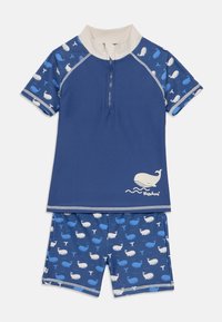 Blå todelt badedrakt bestående av en kortermet topp med halvglidelås og hvalmønster, sammen med matchende shorts dekorert med mindre hvaler.