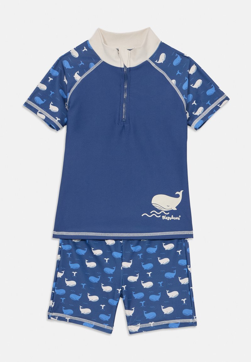 Blå todelt badedrakt bestående av en kortermet topp med halvglidelås og hvalmønster, sammen med matchende shorts dekorert med mindre hvaler.