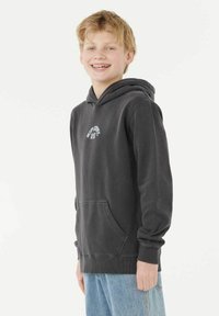 Donkergrijze hoodie van zachte katoen met een kangaroozak aan de voorkant en witte logodetail boven de zak. Casual fit, ribgebreide boorden.
