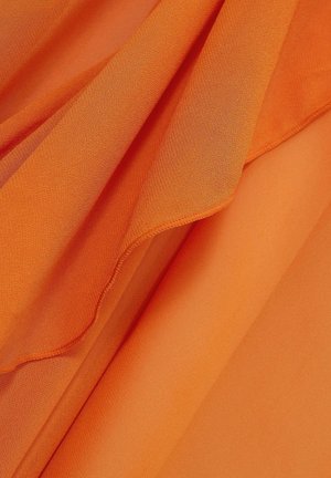 Oranžová tkanina s lehkou, hladkou strukturou, která se vyznačuje jemnými záhyby a decentním leskem, uspořádaná ve překrývajících se vrstvách.