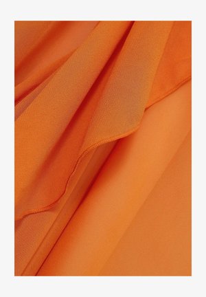 Orange tyg med en lätt, slät textur, med mjuka draperingar och subtil lyster, ordnat i överlappande veck.