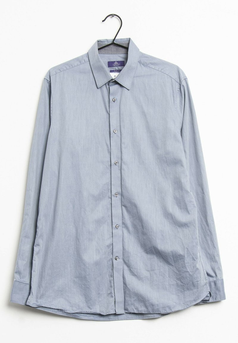 Chemise à manches longues bleu clair en tissu lisse avec un col classique et fermeture à boutons, dotée d'un ourlet légèrement incurvé et d'une texture subtile.