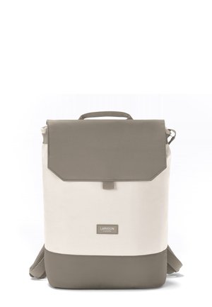 Zaino rettangolare beige e grigio con chiusura a patta, manico superiore, spallacci imbottiti e logo Larkson Hamburg al centro sul davanti.