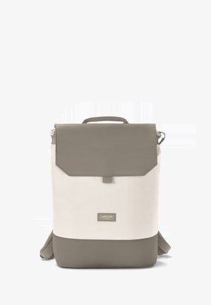 Bézs és szürke, téglalap alakú hátizsák redőnnyel záródik, felső fogantyúval, párnázott vállpántokkal és a Larkson Hamburg logóval a középső elején.