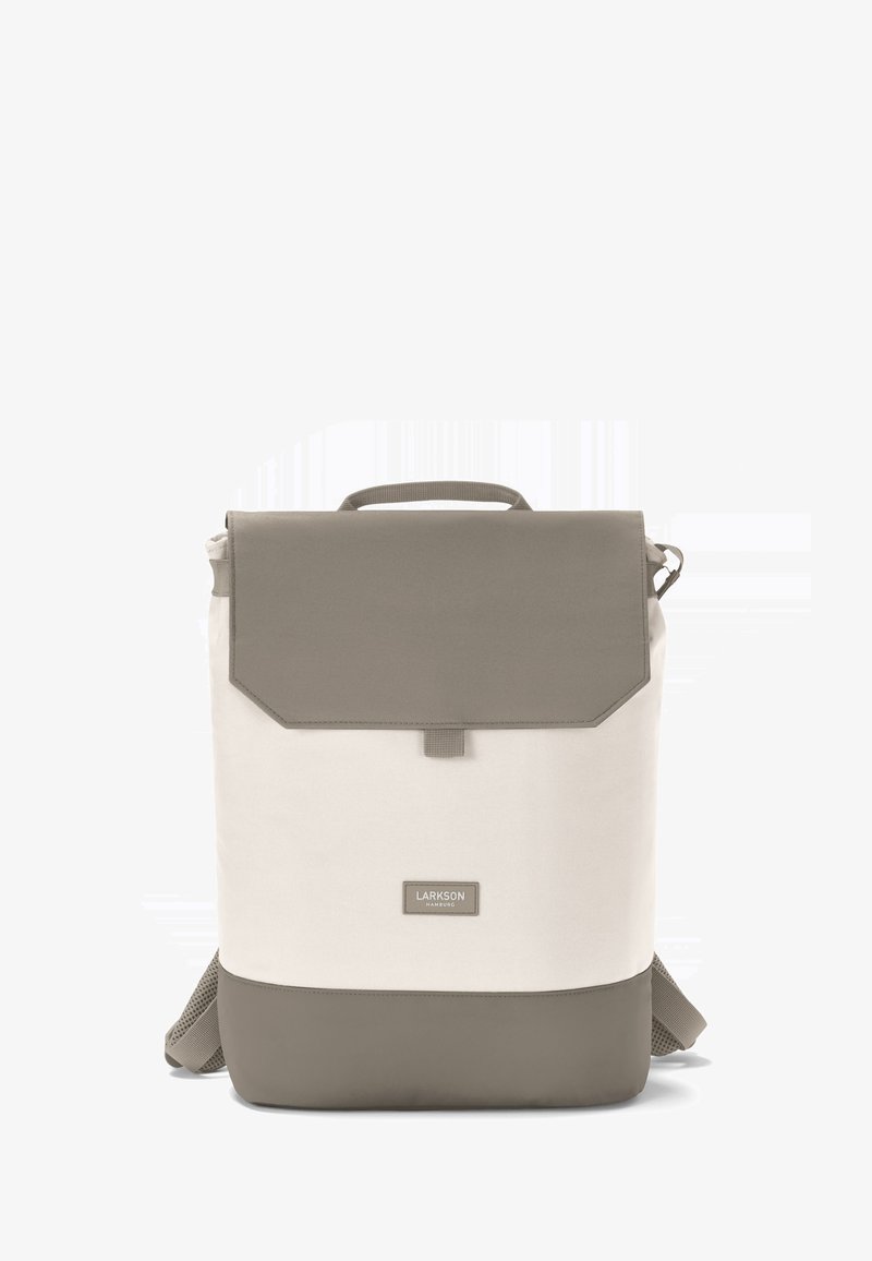 Mochila rectangular beige y gris con cierre de solapa, asa superior, correas acolchadas para los hombros y logo de Larkson Hamburg en el centro del frente.