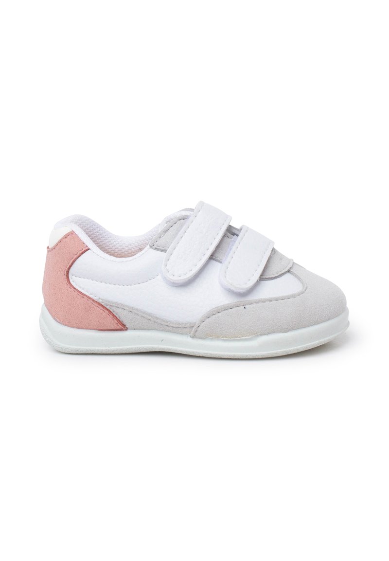Zapatilla blanca con acentos en gris y rosa claro, que presenta una suave textura de ante, parte superior sintética y dos correa de gancho y bucle.