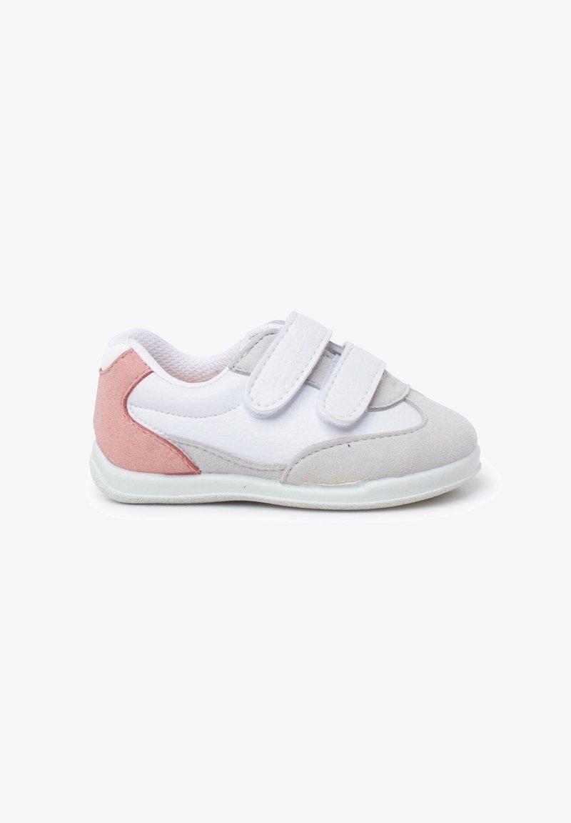 Zapatilla blanca con acentos en gris y rosa claro, que presenta una suave textura de ante, parte superior sintética y dos correa de gancho y bucle.