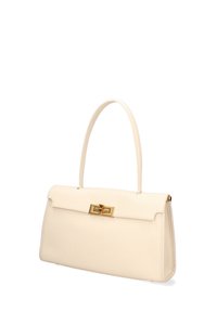 Gestructureerde handtas van crèmekleurig leer met een gladde textuur. Voorzien van een handvat bovenaan en een clapsluiting in goudkleur met een rechthoekig ontwerp.