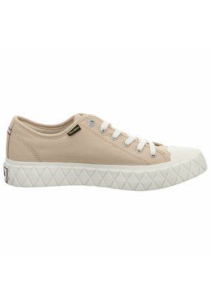 Baskets en toile beige avec semelle en caoutchouc blanche, ornées d'un motif en diamant texturé et d'un bout arrondi. Les lacets et le logo sur le côté complètent le design.