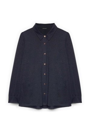Donkerblauwe blouse van textuurstof, met een kraag, lange mouwen en rose gouden knoopsluiting aan de voorkant.