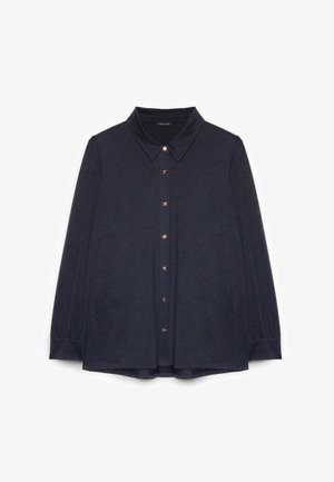 Blusa de un oscuro color navy hecha de tejido texturizado, con cuello tipo camisa, mangas largas y cierre de botones en color oro rosa en la parte delantera.