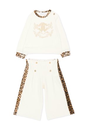 Set con top bianco a maniche lunghe e pantaloni a gamba larga con ricamo dorato, bordatura leopardata su polsini, colletto e lati dei pantaloni, e bottoni decorativi dorati.
