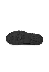 Semelle de chaussure noire avec un motif de semelle profond, dotée de caoutchouc texturé pour une meilleure adhérence et d'un talon renforcé, conçue pour le confort et la durabilité.