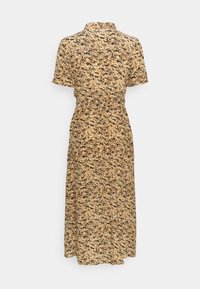 Hnědo-beige vzorované midi šaty s vysokým výstřihem, krátkými rukávy a přiléhavým pasem, které plynule přecházejí do volné sukně.