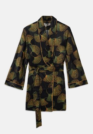 Sort kimono med et ginkgo-blad mønster i grøn og orange. Kontrastpiping fremhæver designet. Indpakningsstil med et matchende bælte.