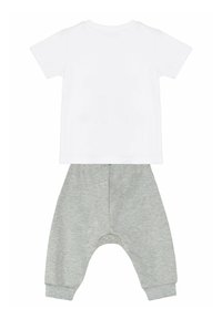 Zweiteiliges Outfit bestehend aus einem schlichten weißen T-Shirt mit kurzen Ärmeln und grauen Baumwoll-Sweatpants mit elastischen Bündchen und lockerer Passform.