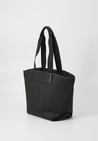 Borsa a rete nera con doppi manici in tessuto, superficie texturizzata e un'accensione in pelle nera liscia sul davanti. Forma rettangolare, strutturata.
