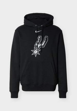 Czarna bluza z kapturem, z kieszenią kangurka z przodu, regulowanym sznurkiem przy kapturze, logo Nike oraz stylizowaną grafiką San Antonio Spurs w odcieniach szarości i bieli.