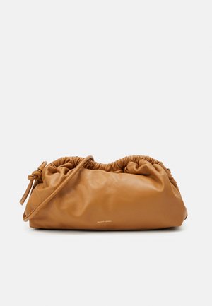 Bolso de hombro de cuero marrón con parte superior fruncida y cierre de cordón. Presenta una textura suave y una marca minimalista en la parte frontal.